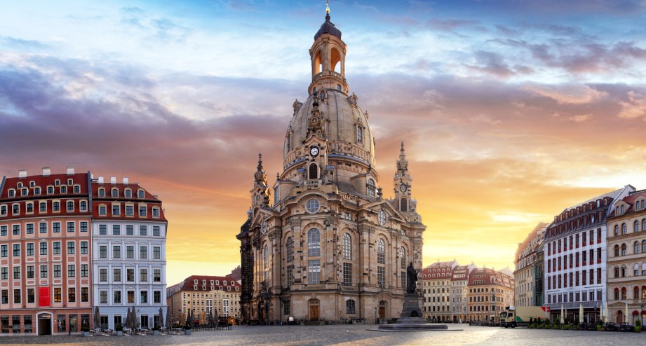 Die Dresdner Frauenkirche am menschenleeren Neumarkt bei Sonnenaufgang - BAHNHIT.DE, © getty, Foto: TomasSereda