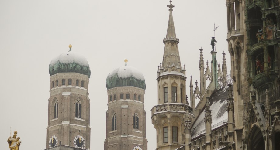 Die Frauenkirche und das Neue Rathaus in München im Winter - BAHNHIT.DE, © getty, Foto: Kypros