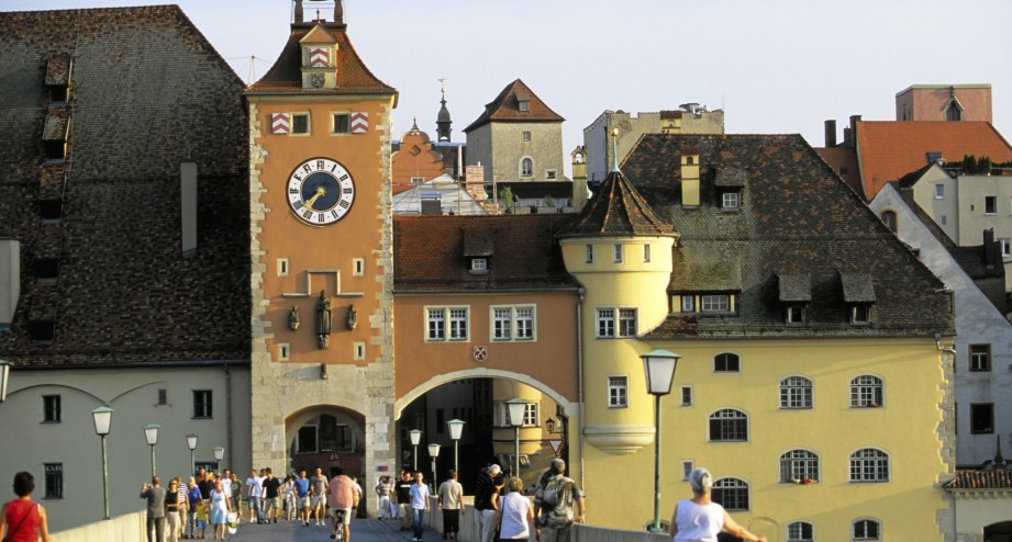Regensburg Brücke Tor, © Getty Images Tibor Bognar; 