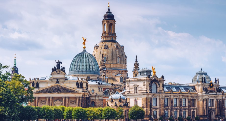 Das berühmte Altstadtpanorama, welches den Beinamen Dresdens &quot;Elbflorenz&quot; erklärt. Zu sehen ist die Dresdner Skyline in sommerliches Licht getaucht, überragt von der Kuppel der Frauenkirche - BAHNHIT.DE, © getty, Foto: DaLiu