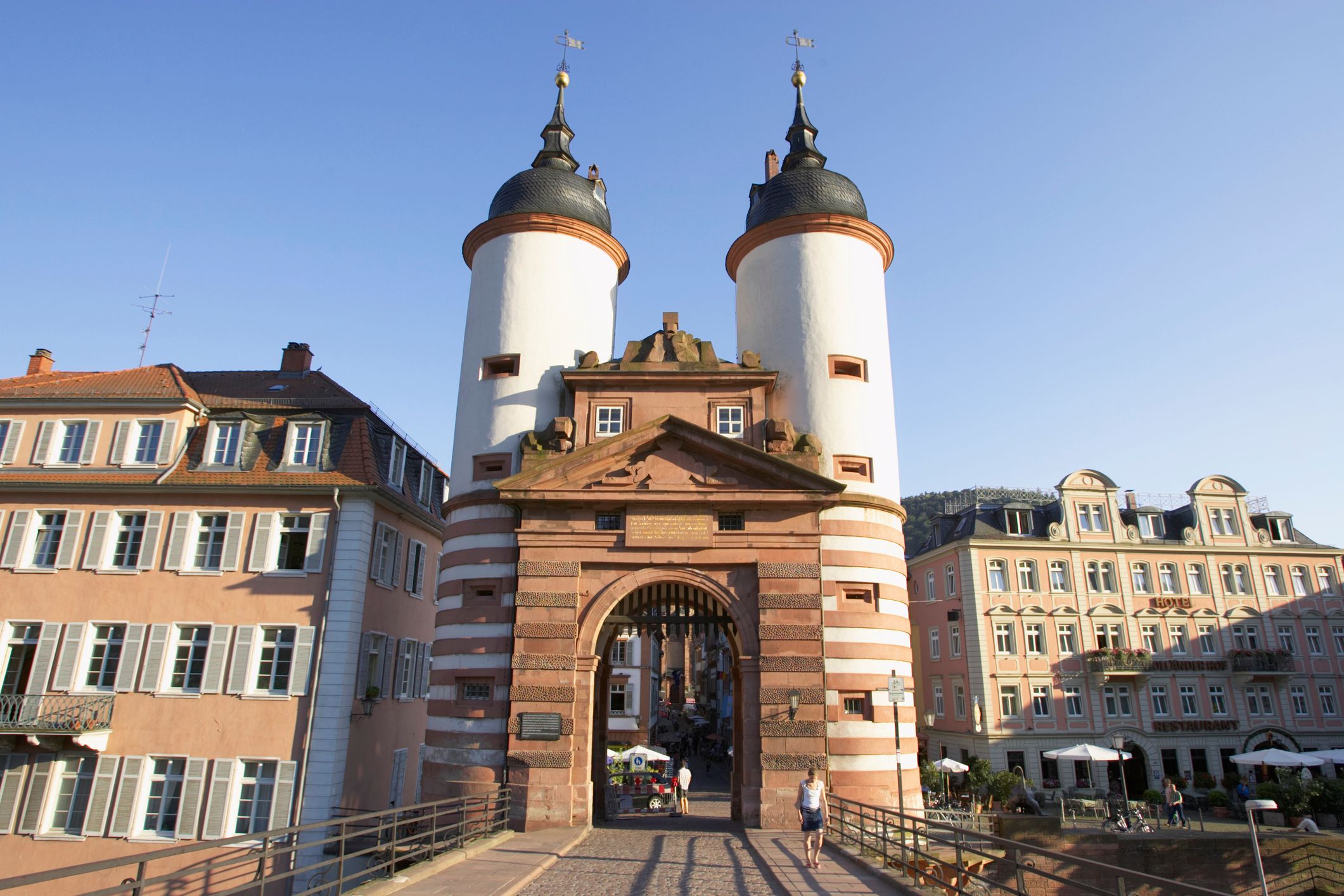 Blick auf das Brückentor bei der Alten Brücke in Heidelberg