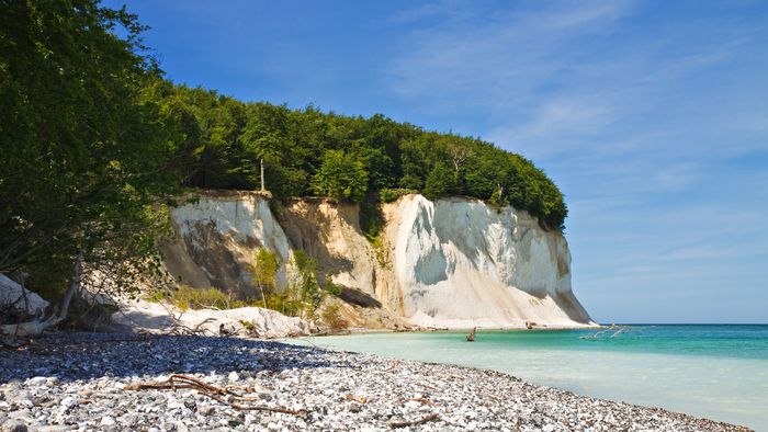 Steilküste auf Rügen mit Blick auf die Ostsee.