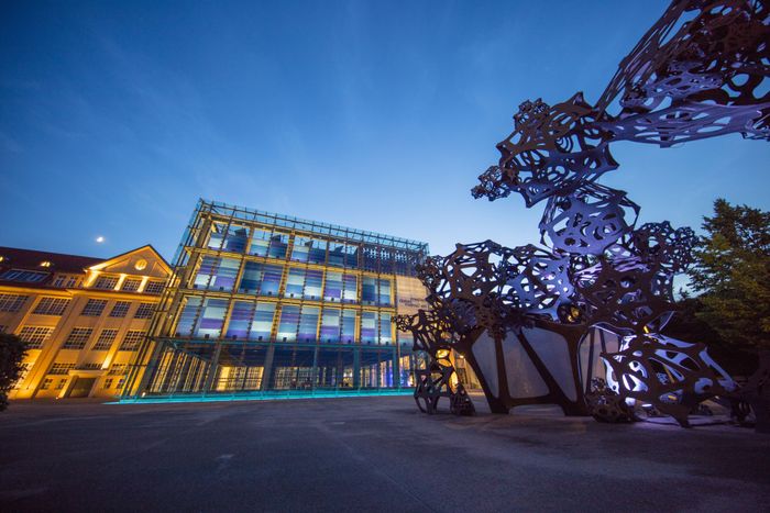 Zentrum für Kultur und Medientechnologie in Karlsruhe bei Nacht