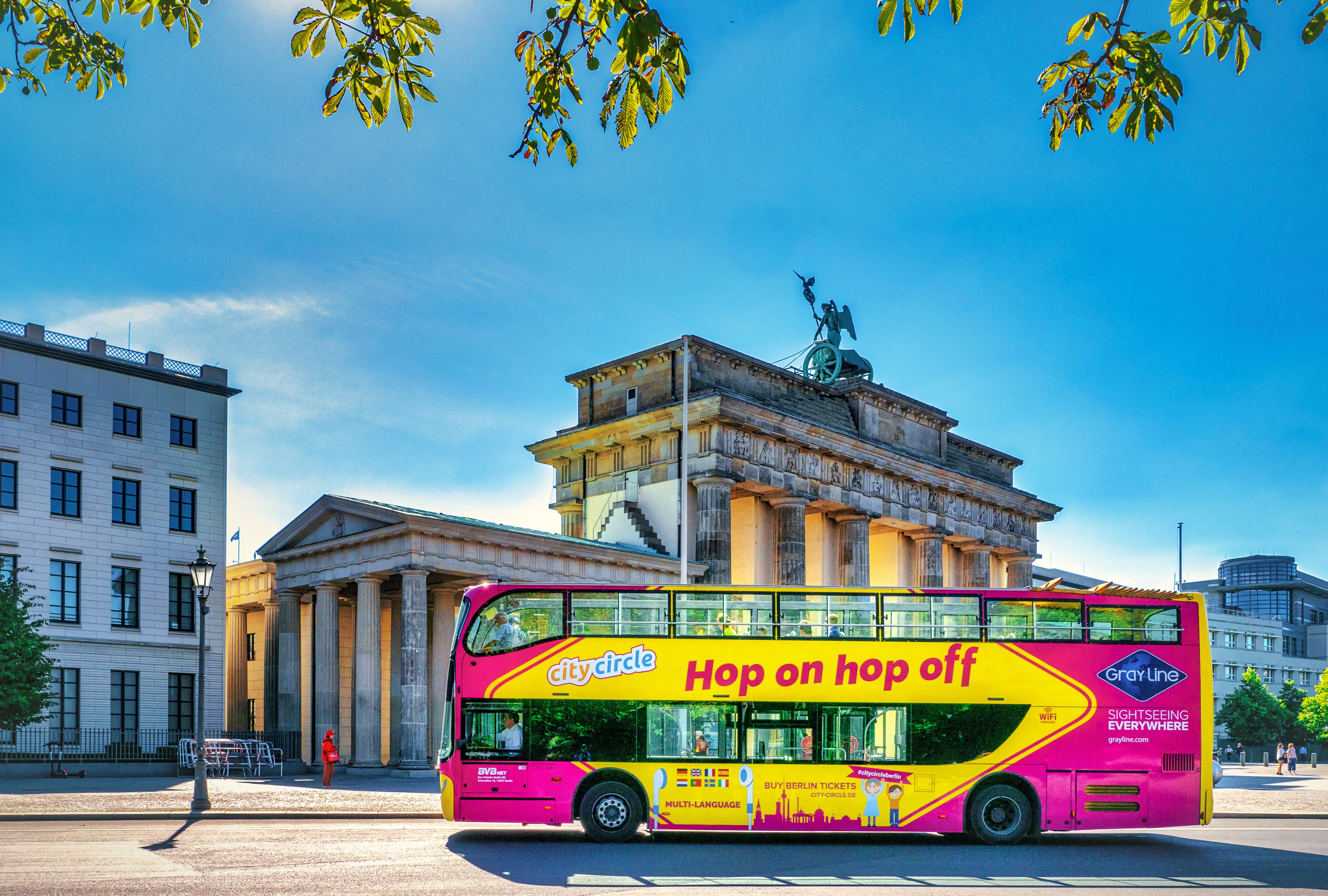 Rosa-gelber Sightseeing Bus von city circle vor dem Brandenburger Tor