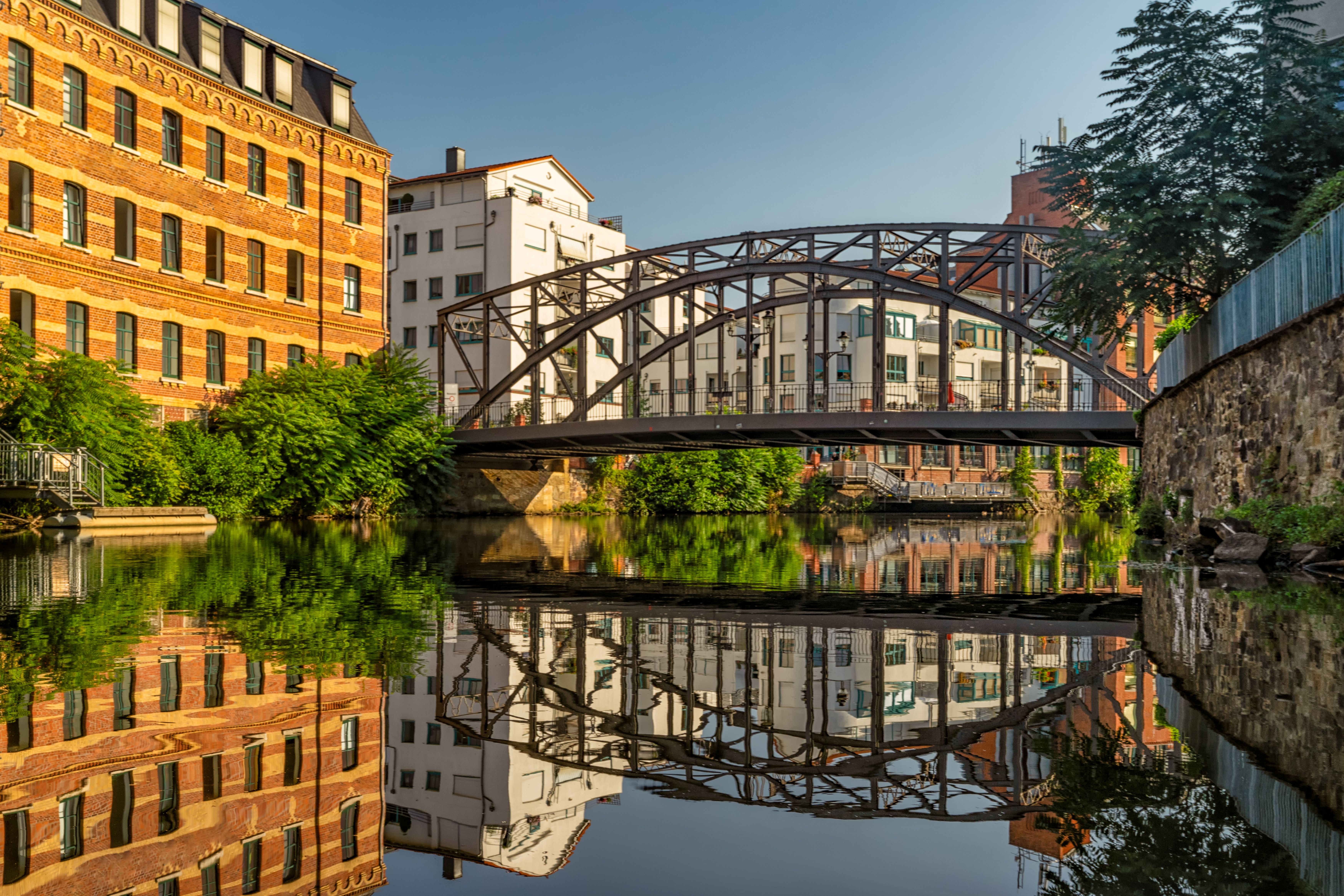 Könneritzbrücke in Leipzig spiegelt sich im Wasser