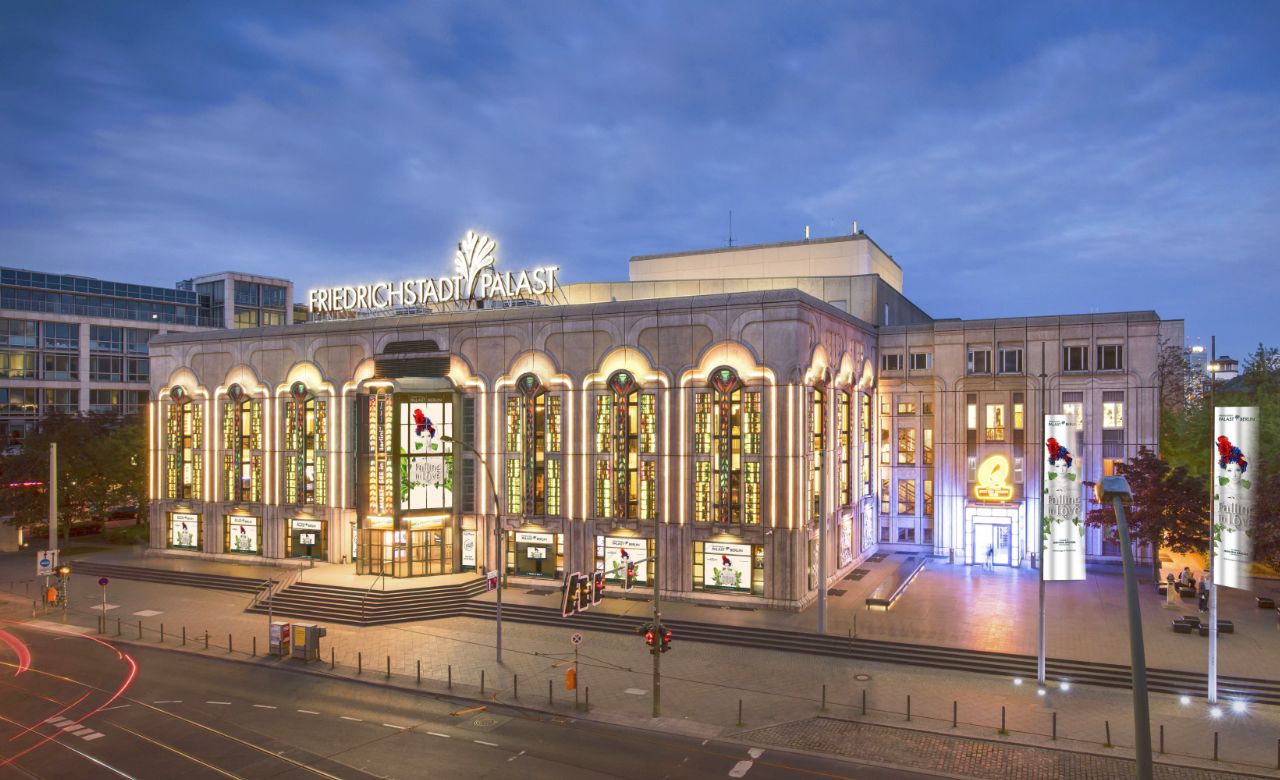 Beleuchteter Friedrichstadt Palast in Berlin am Abend von vorne