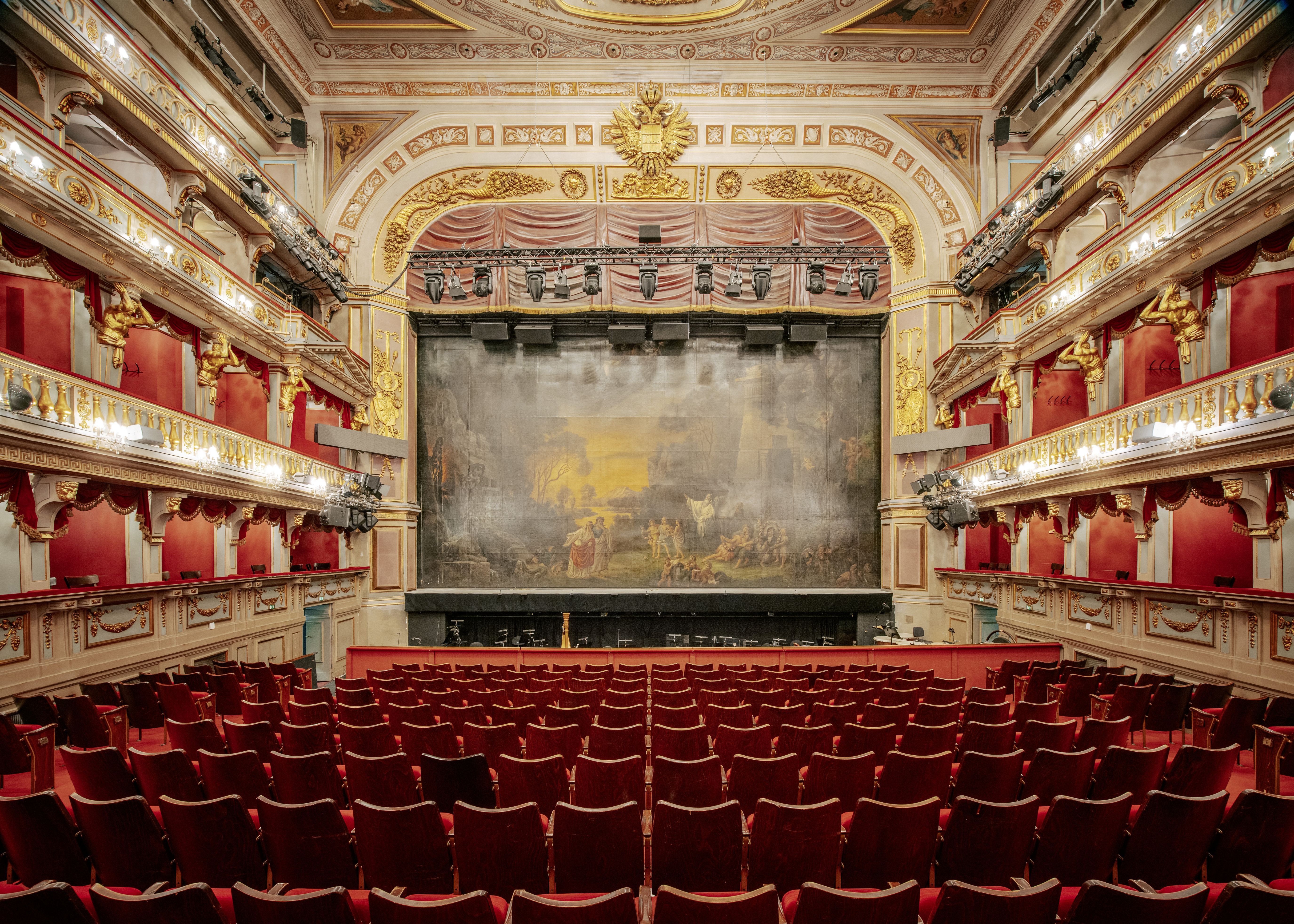 Saal mit Bühne, Stühlen und Logen im Theater an der Wien 
