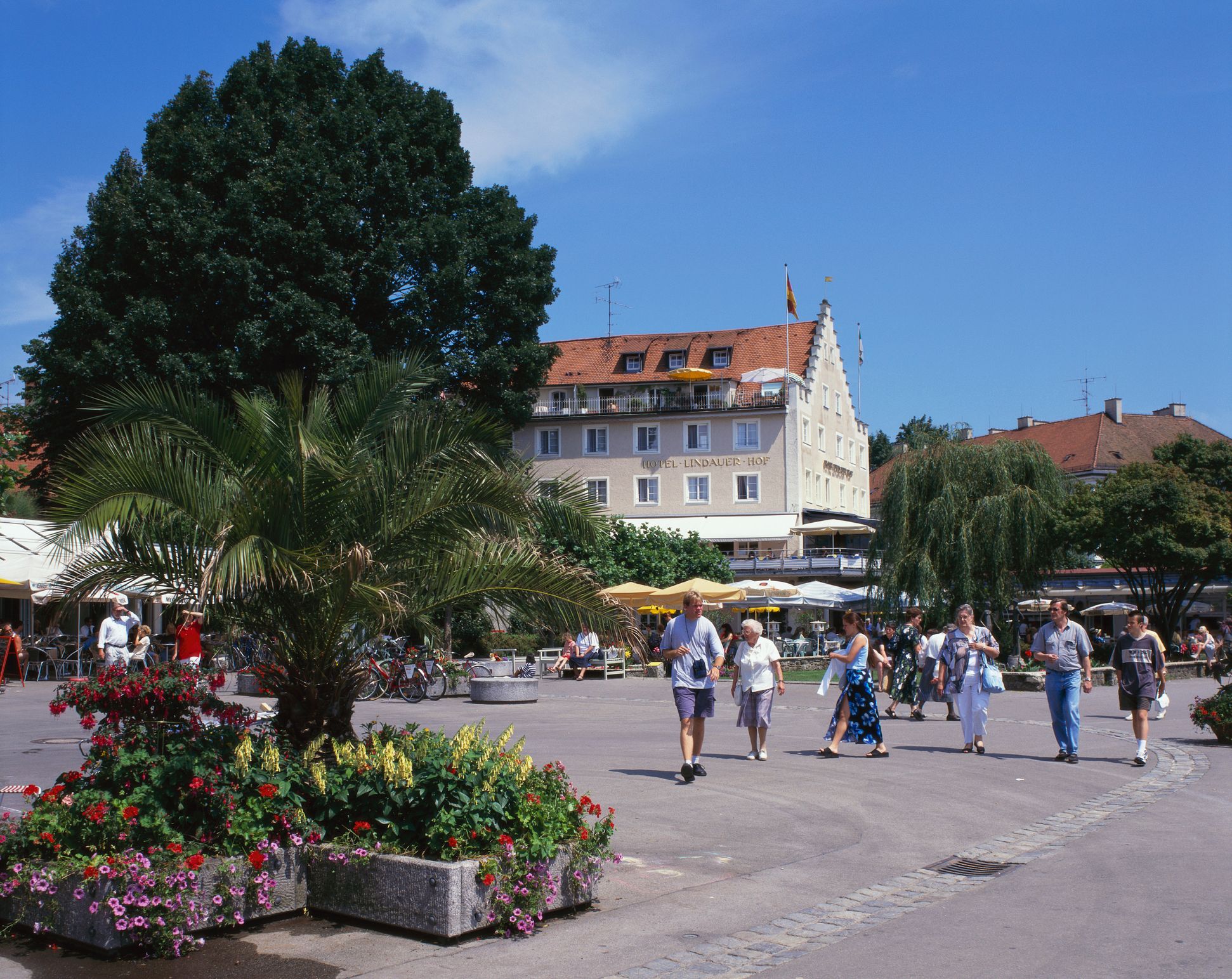 Innenstadt mit Menschentraube in Lindau am Bodensee