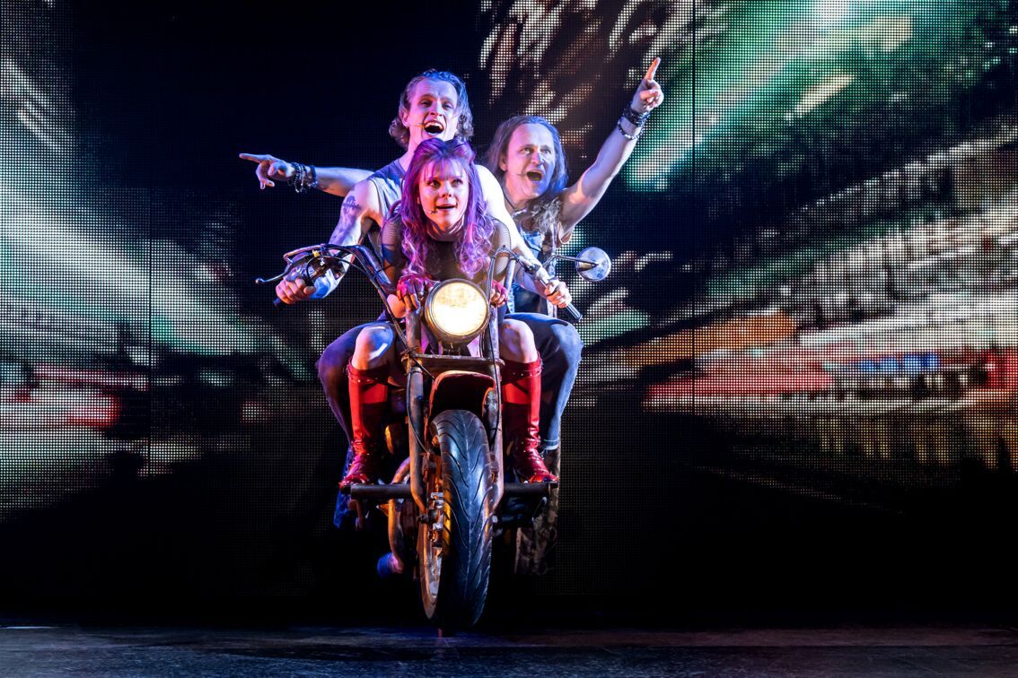 Bühnenszene mit Motorrad aus dem Musical We Will Rock You – Das Queen Musical