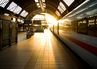 ICE am Bahnhof bei Sonnenuntergang