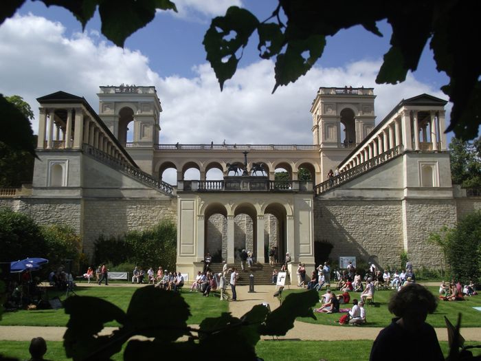 Belvedere Frontansicht, davor eine Wiese mit Besuchern