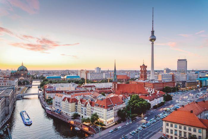 Panorama Blick auf den Berliner Fernsehturm und die Spree