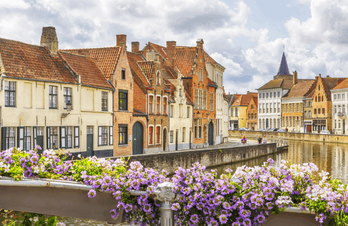 Brügge im Frühling, Altstadt mit blühender Vegetation