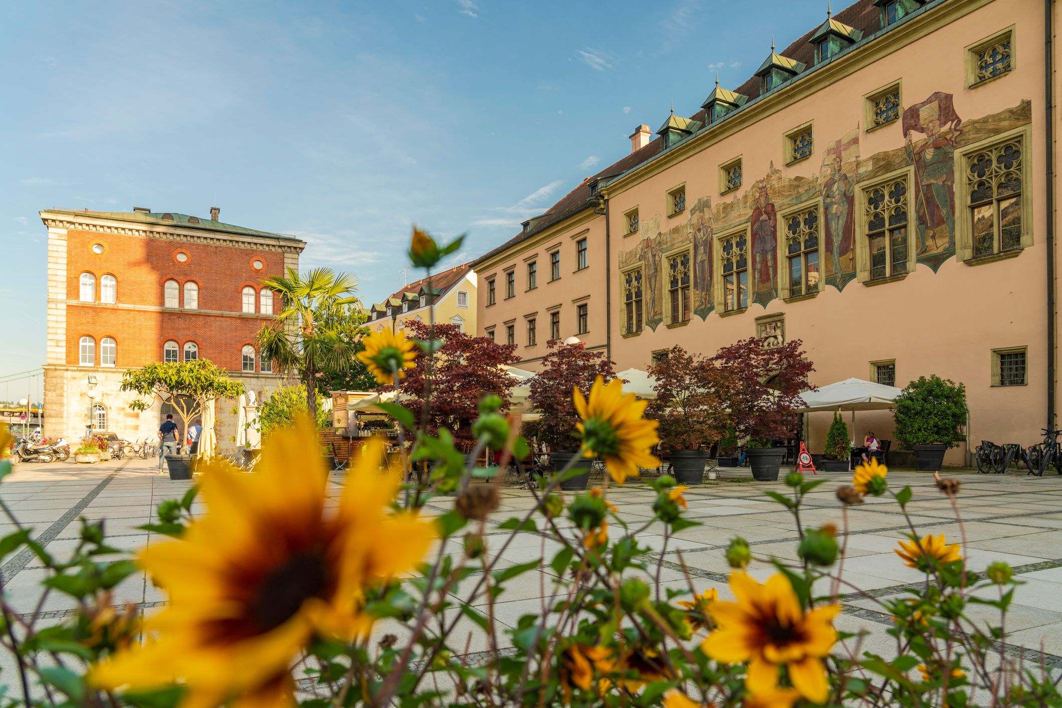 Marktplatz Passau mit Blumen im Vordergrund.