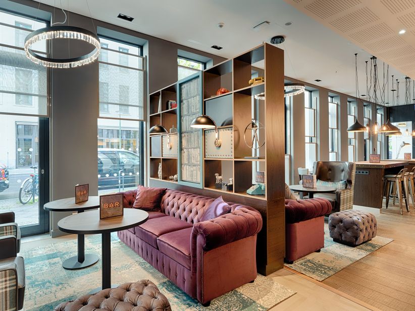 Moderne Lobby des Premier Inn Hotels mit Sitzgelegenheiten, Rezeption und stilvoller Beleuchtung.