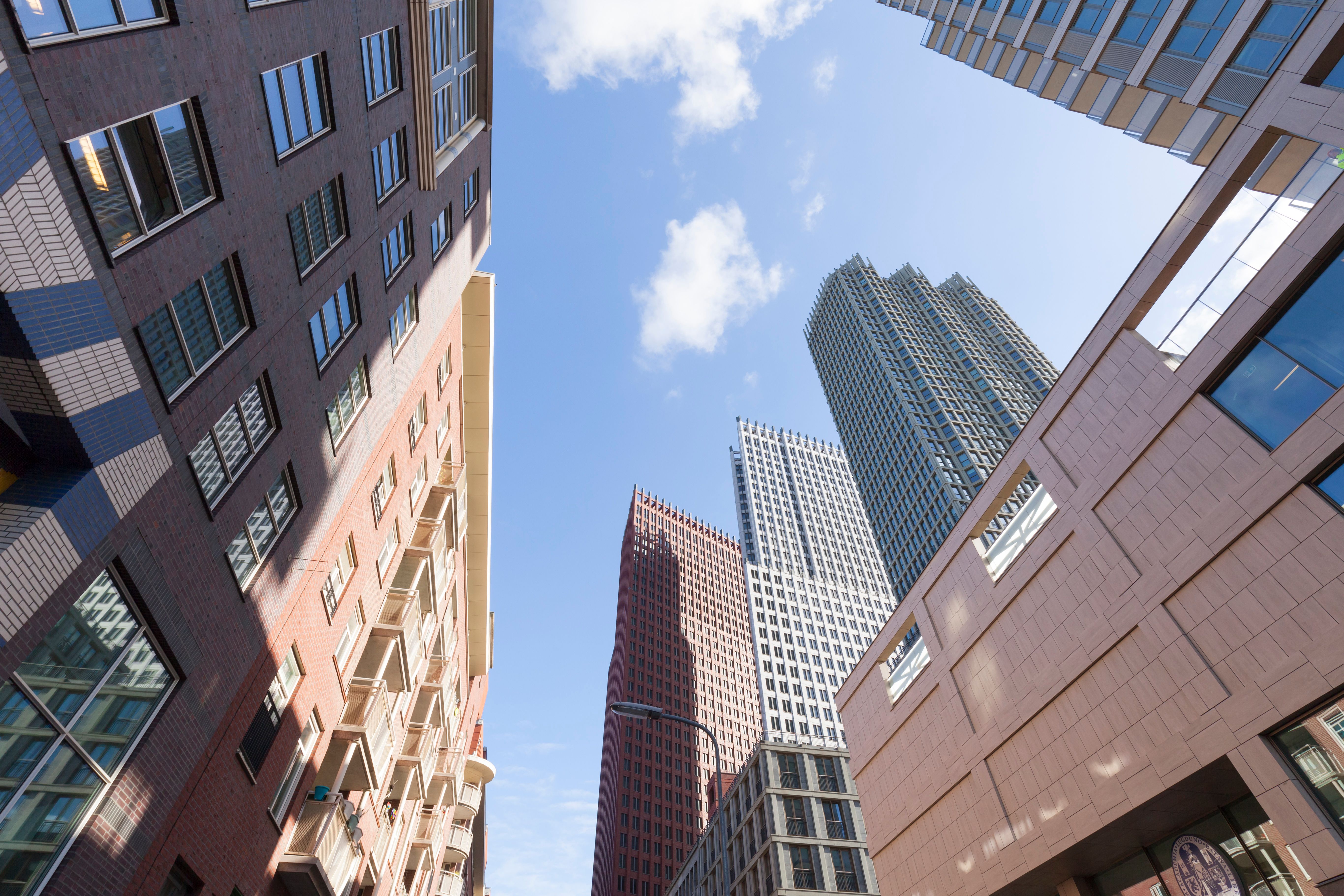 Moderne Hochhäuser im Zentrum von Den Haag aus Untersicht fotografiert