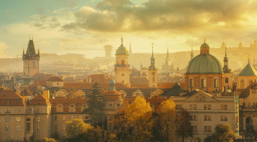 Panoramablick auf Prag im Herbst und die Stadt in warmes Licht getaucht.