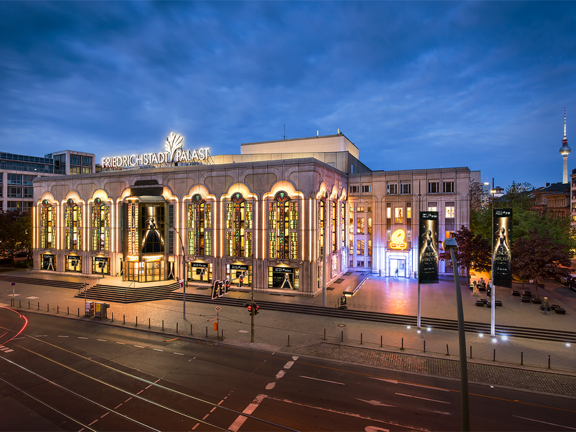 Blick auf den Friedrichstadt-Palast in Berlin bei Nacht