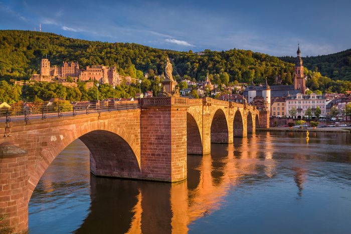 Brücke in Heidelberg in der goldenen Stunde mit Stadt und Schloss im Hintergrund