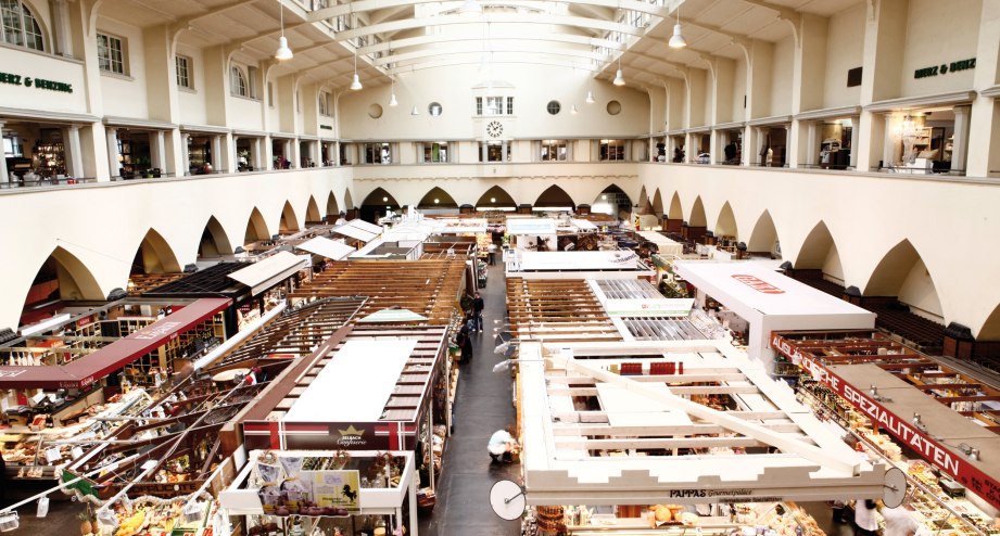 Belebte Stuttgarter Markthalle mit Gourmet-Ständen - BAHNHIT.DE, © Foto: SMG, David Späth