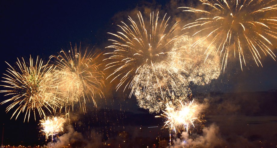 Das Abschlussfeuerwerk der Kieler Woche - BAHNHIT.DE, © Kiel-Marketing / Kristina Steigueber