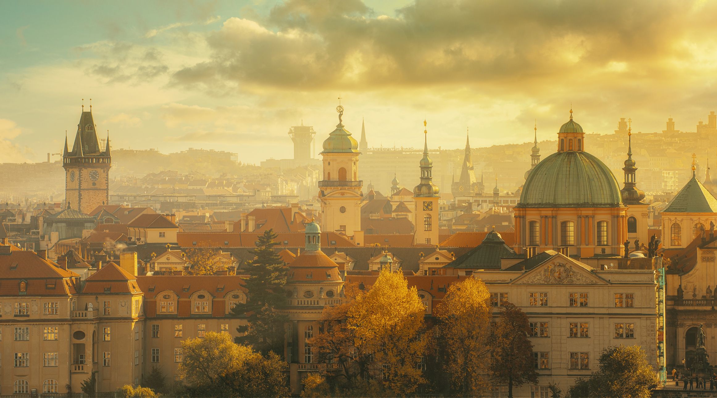 Panoramablick auf Prag im Herbst und die Stadt in warmes Licht getaucht.