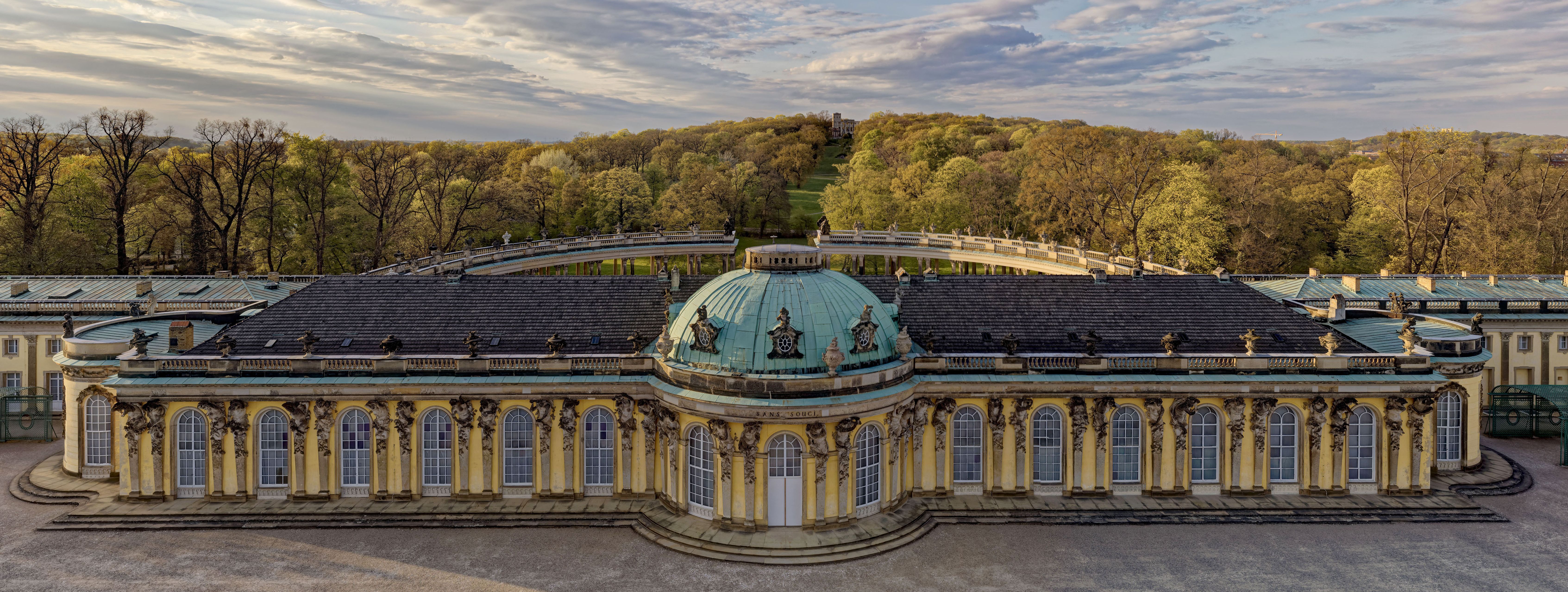Vogelperspektive des Schloss Sanssouci in Potsdam bei bewölktem Himmel