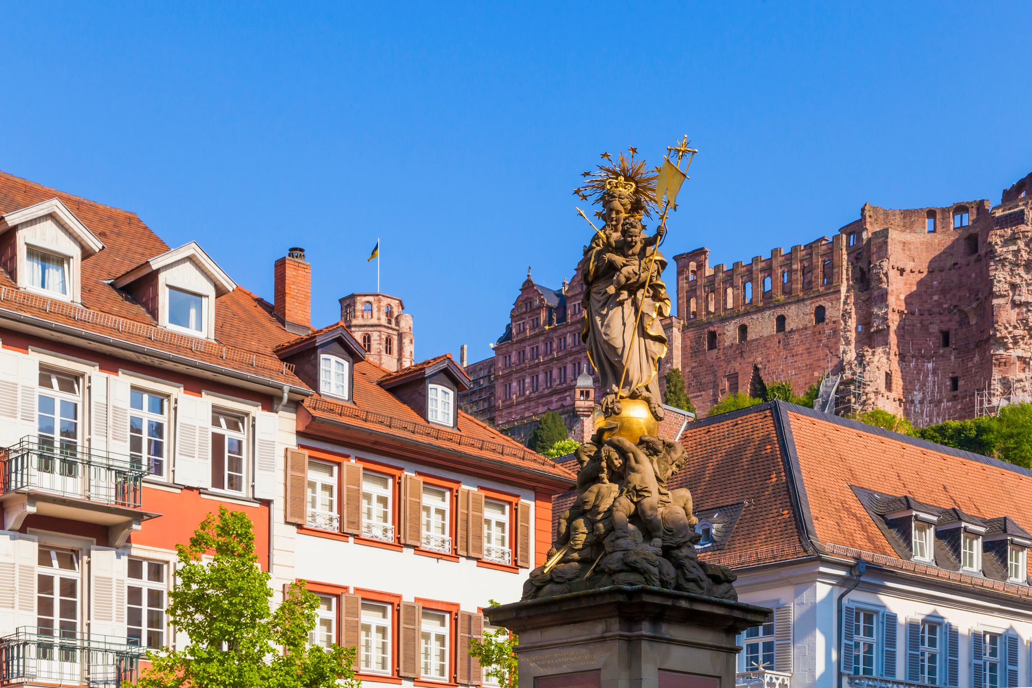 Altstadt und Kornmarkt in Heidelberg mit Madonna-Statue im Vordergrund