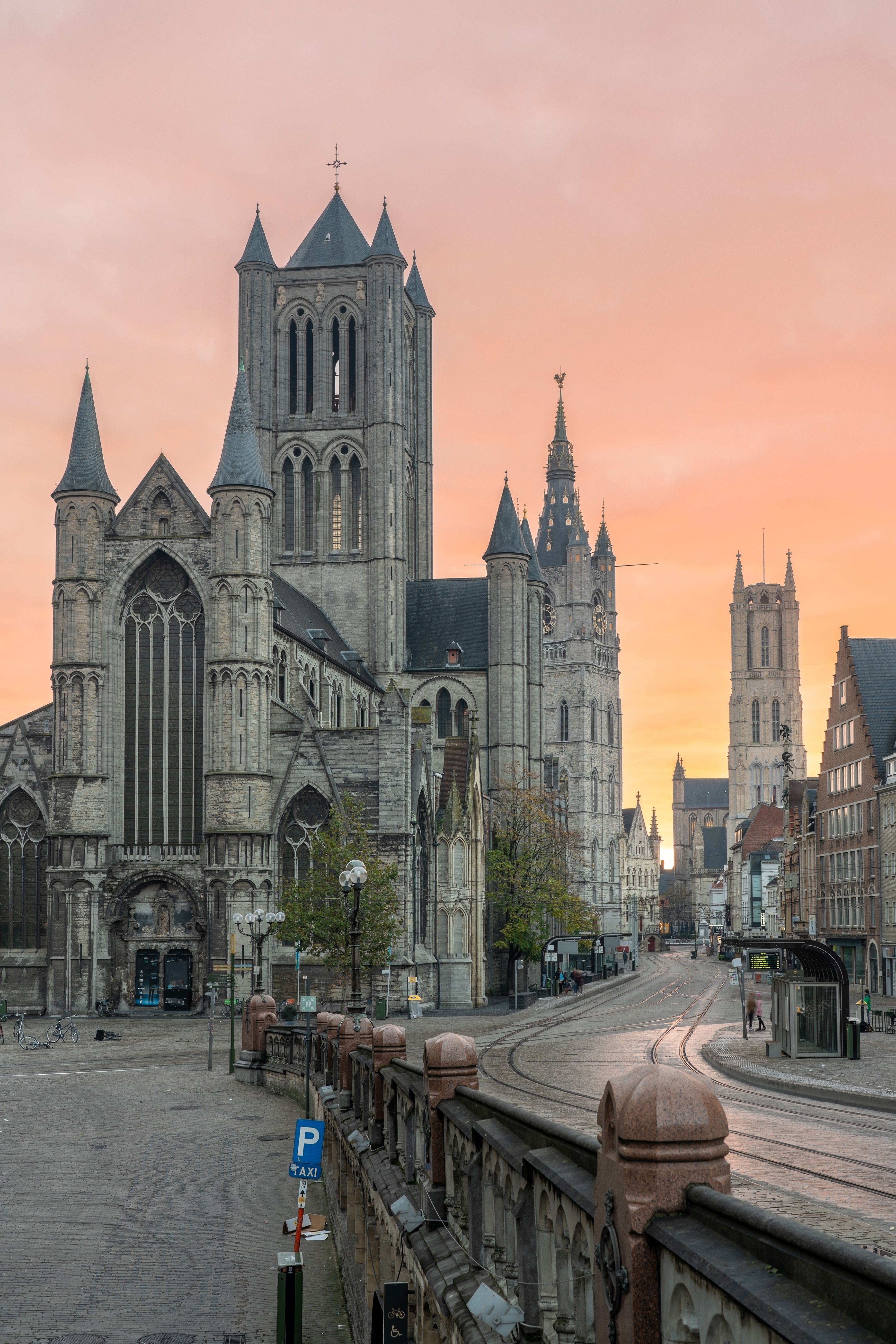 Sint-Niklaaskerk und Glockenturm in Gent