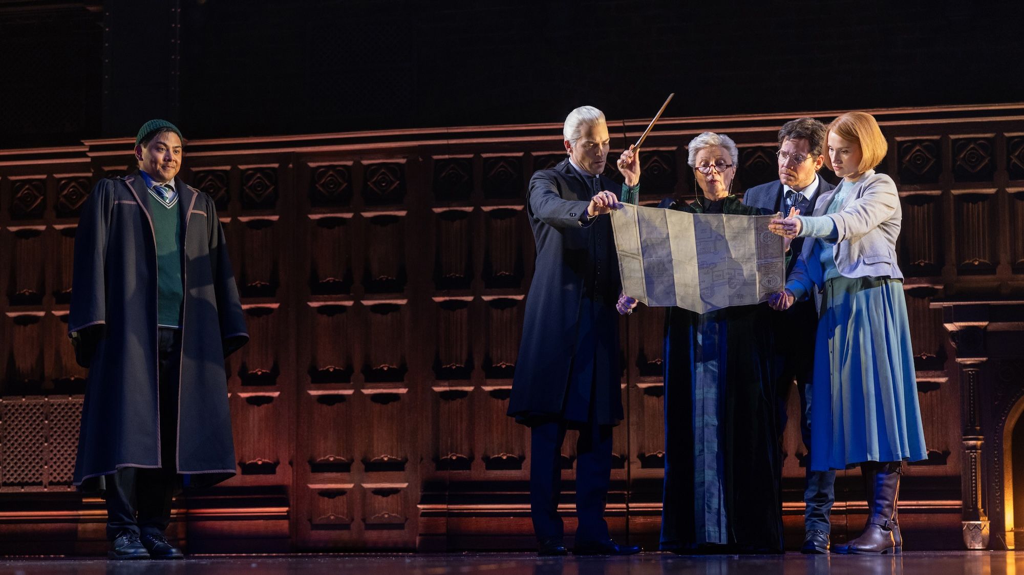 Gruppe von Darstellern des Stücks Harry Potter und das verwunschene Kind auf der Bühne