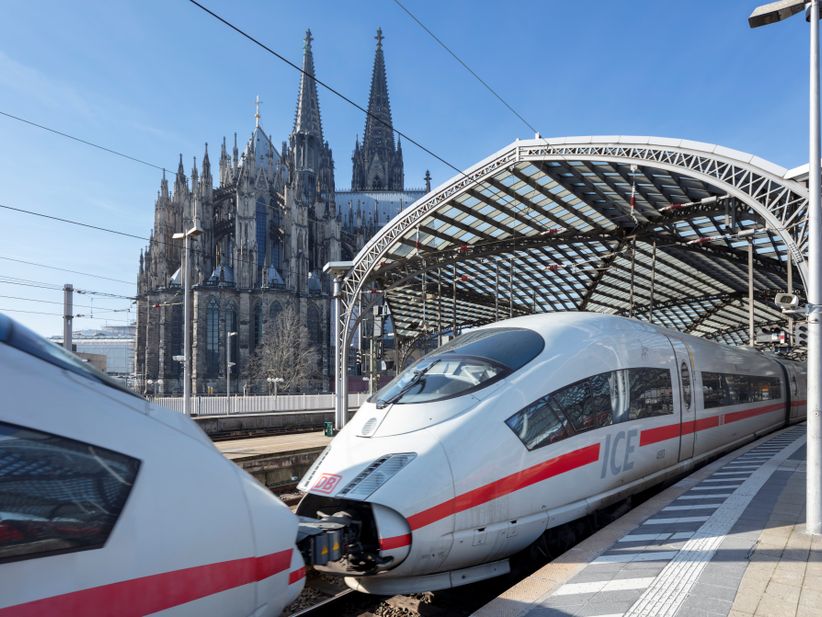 ICE aus zwei Zugteilen am Hauptbahnhof in Köln mit Kölner Dom im Hintergrund