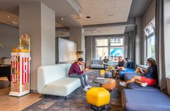 a & o Hamburg City Lobby mit jungen Menschen