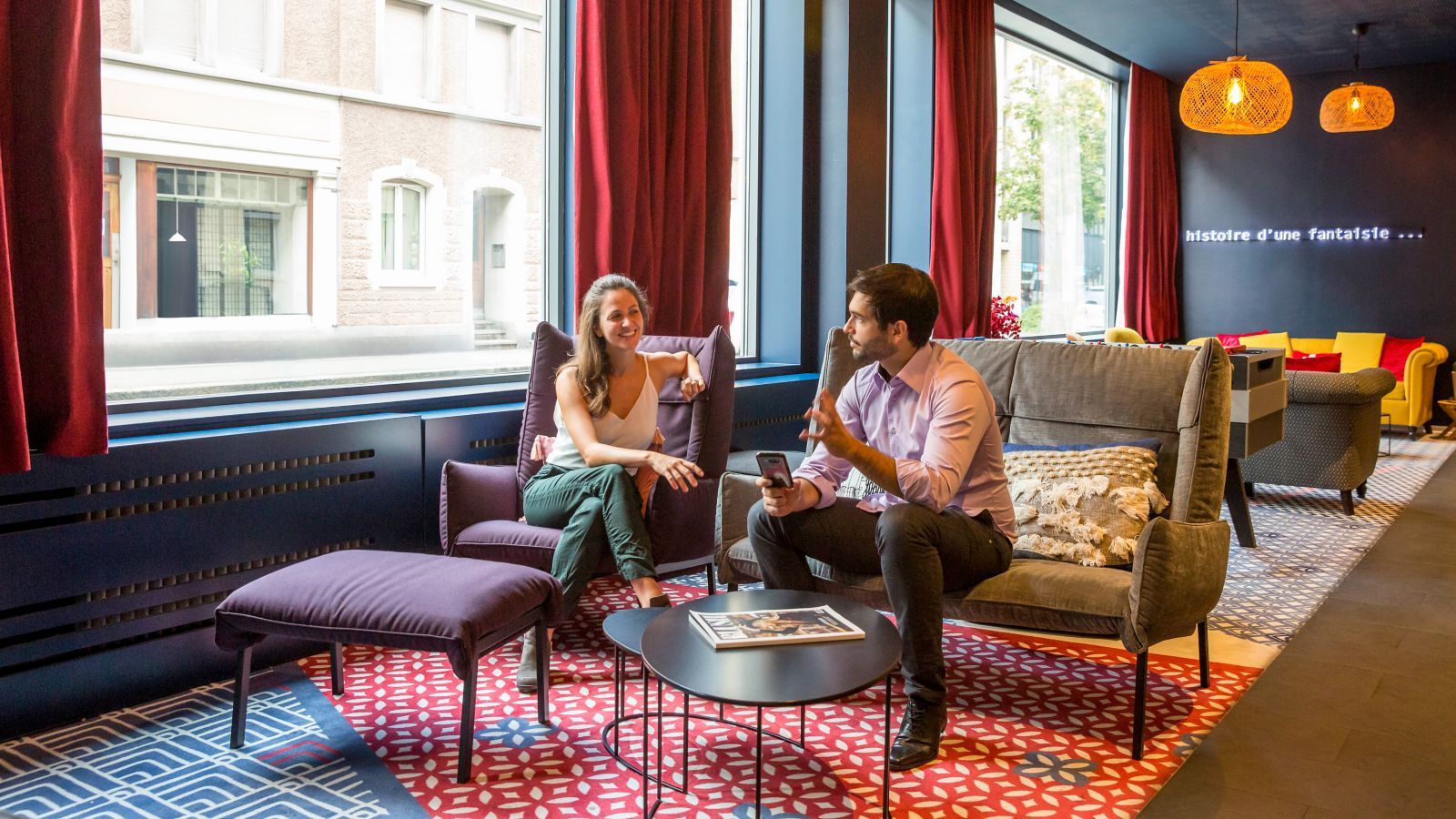 Loungebereich eines Accor Hotels mit zwei sitzenden Personen