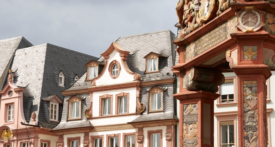 Historische Häuser im Mainzer Zentrum mit aufwendig gestalteten Fassaden - BAHNHIT.DE, © getty, Foto: Massimiliano Pieraccini