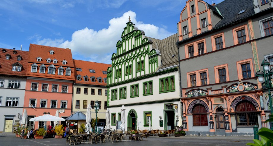 Der malerische Marktplatz von Weimar - BAHNHIT.DE, © getty, Foto: ivanadb
