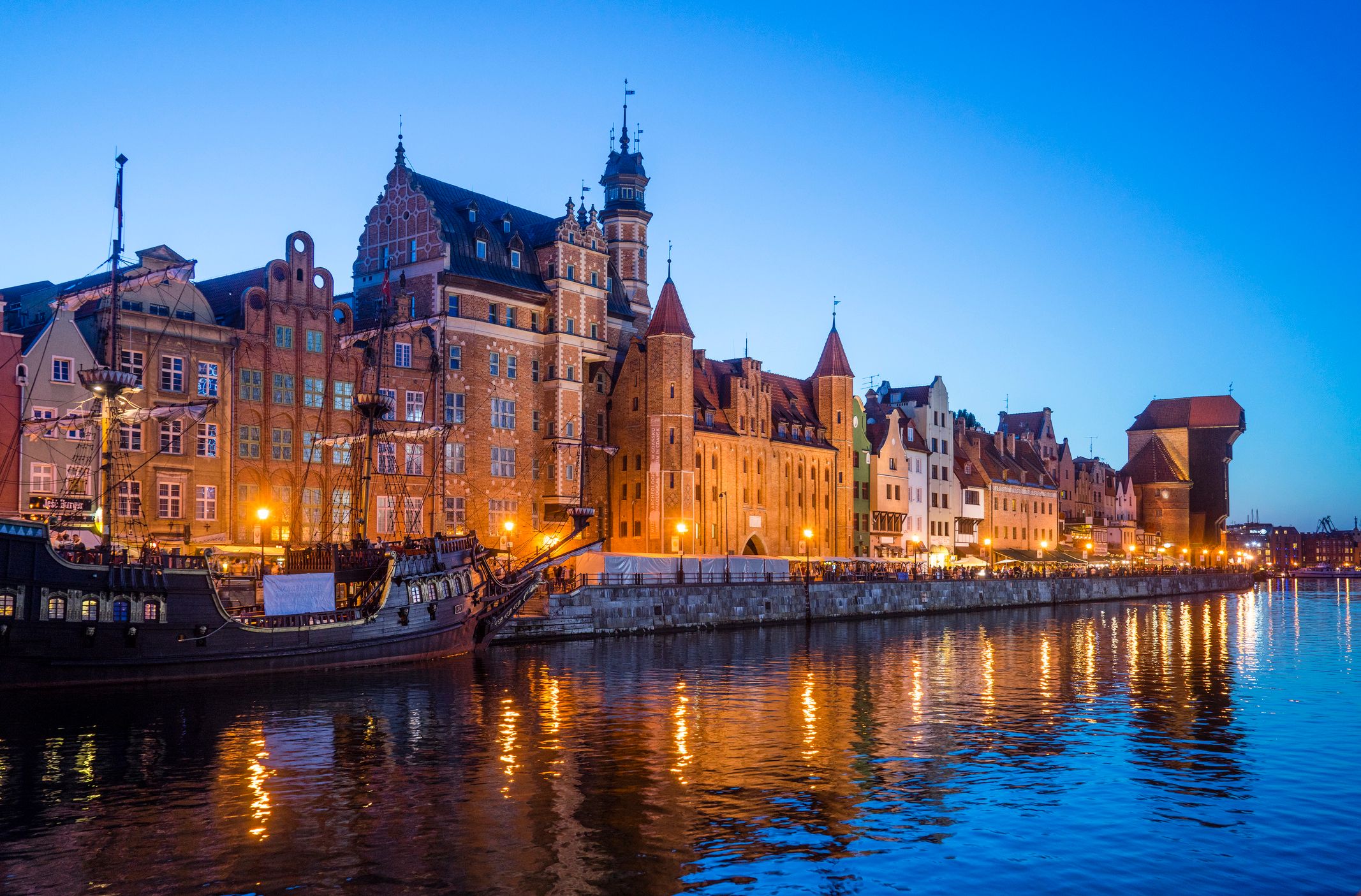 Stadtsilhouette von Danzig an der Mottlau in der Dämmerung