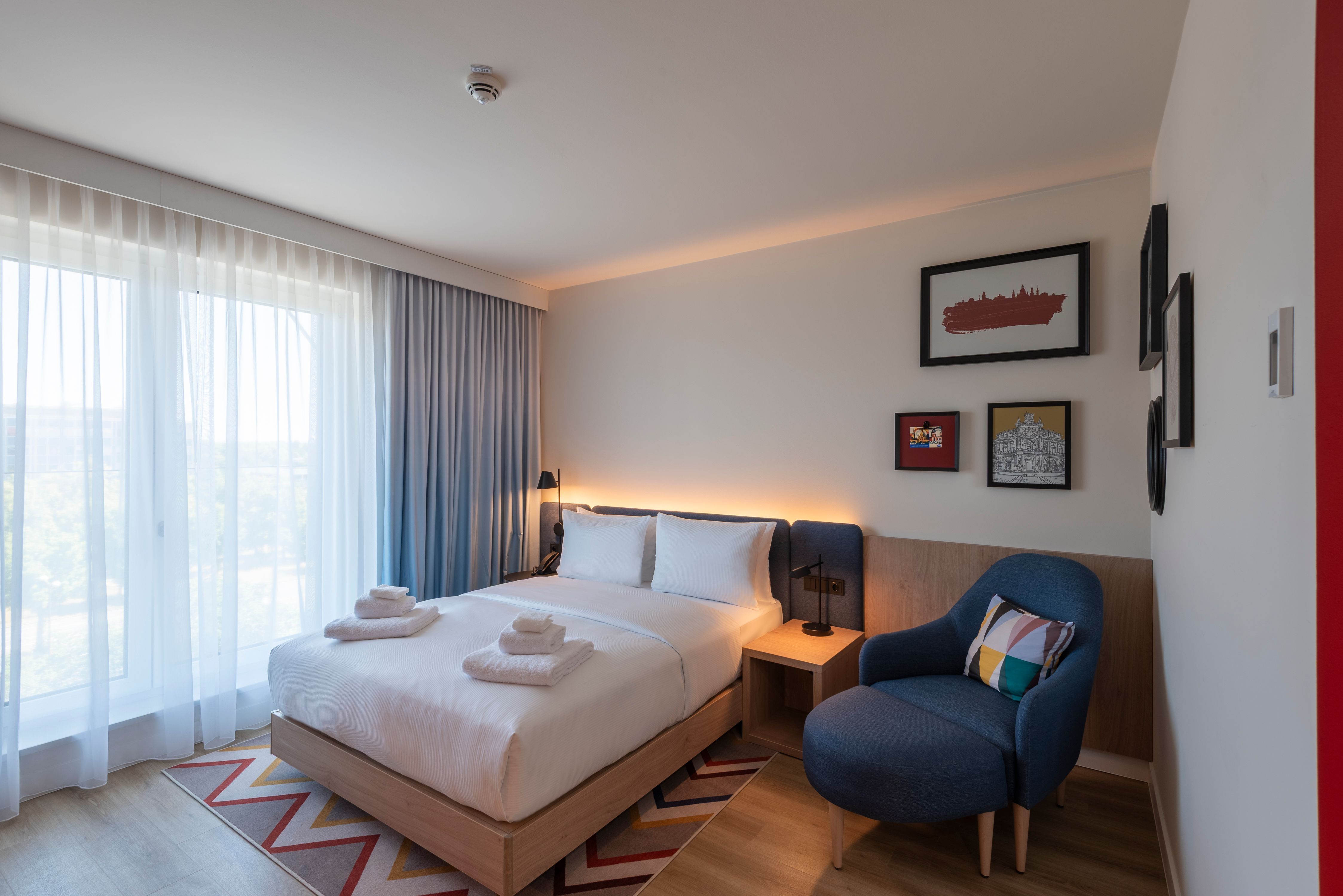 Zimmer mit Queensize-Bett und Sofa