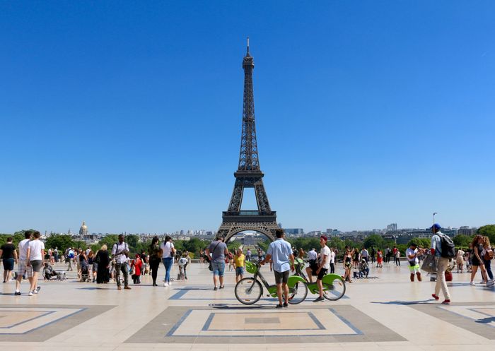 Touristen auf dem Platz vor dem Eiffelturm in Paris