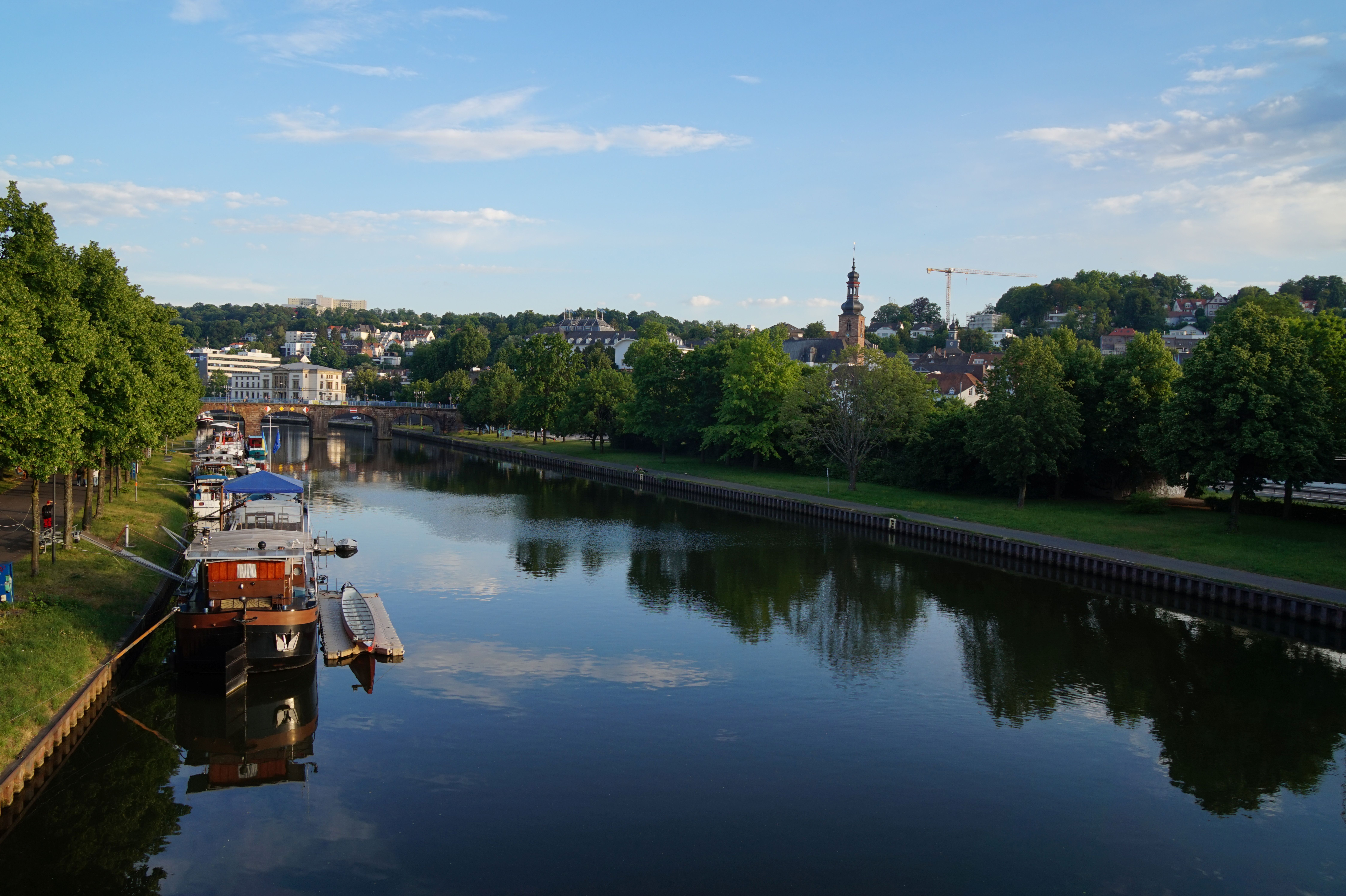 Boote am Ufer der Saar in Saarbrücken bei blauem Himmel