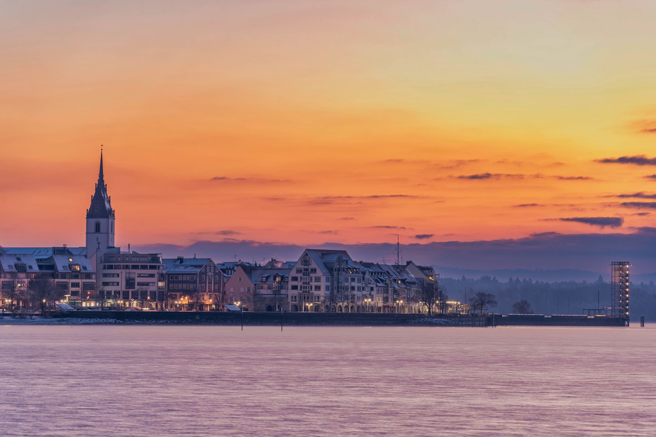 Blick auf Friedrichshafen bei Sonnenuntergang