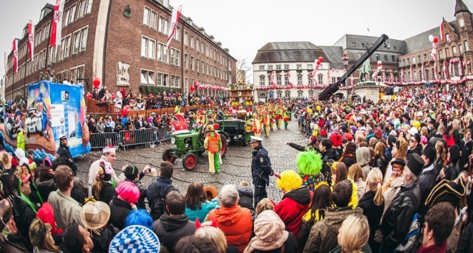 Der Düsseldorfer Marktplatz an Karneval, © dpa/Igor Danajlovski
