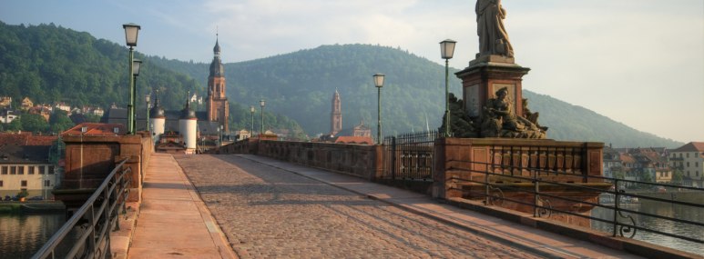 Alte Brücke in Heidelberg bei Sonnenschein. - BAHNHIT.DE, © getty; Foto: Richard Fairless