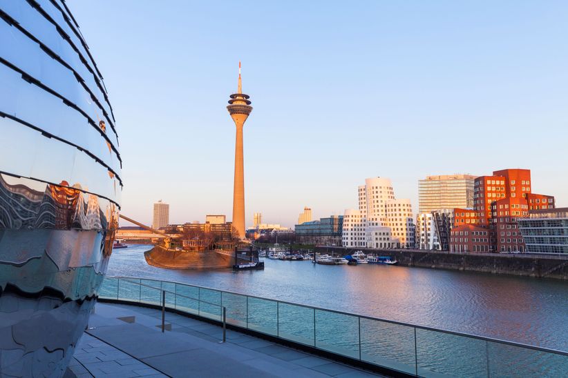 Blick über den Rhein auf den Rheinturm in Düsseldorf