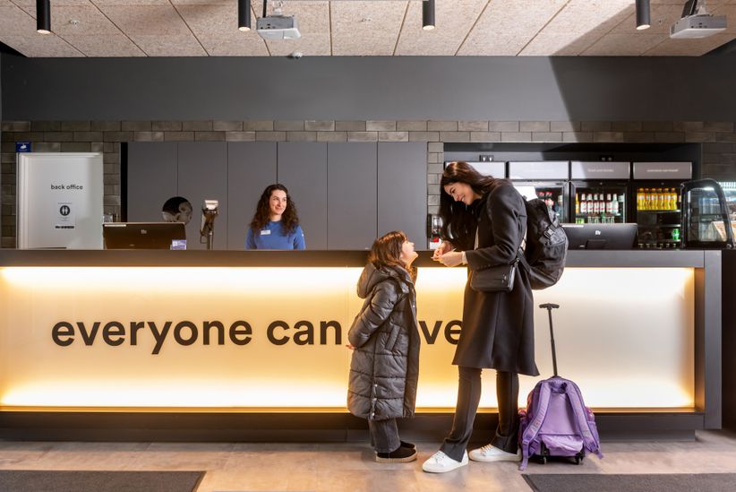 Menschen an der Rezeption des a&o Hostels Kopenhagen Sydhavn