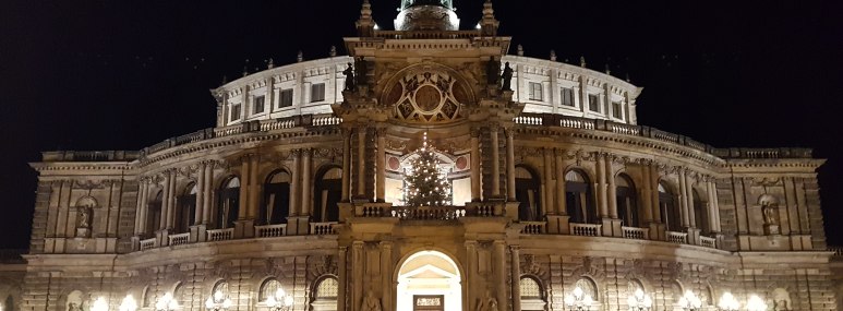 Die Semperoper in Dresden bei Nacht. - BAHNHIT.DE, © Yvonne Krämer