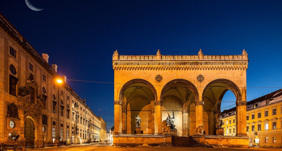 Die Feldherrnhalle am Odeonsplatz - BAHNHIT.DE, © München Tourismus, Foto: Vittorio Sciosia