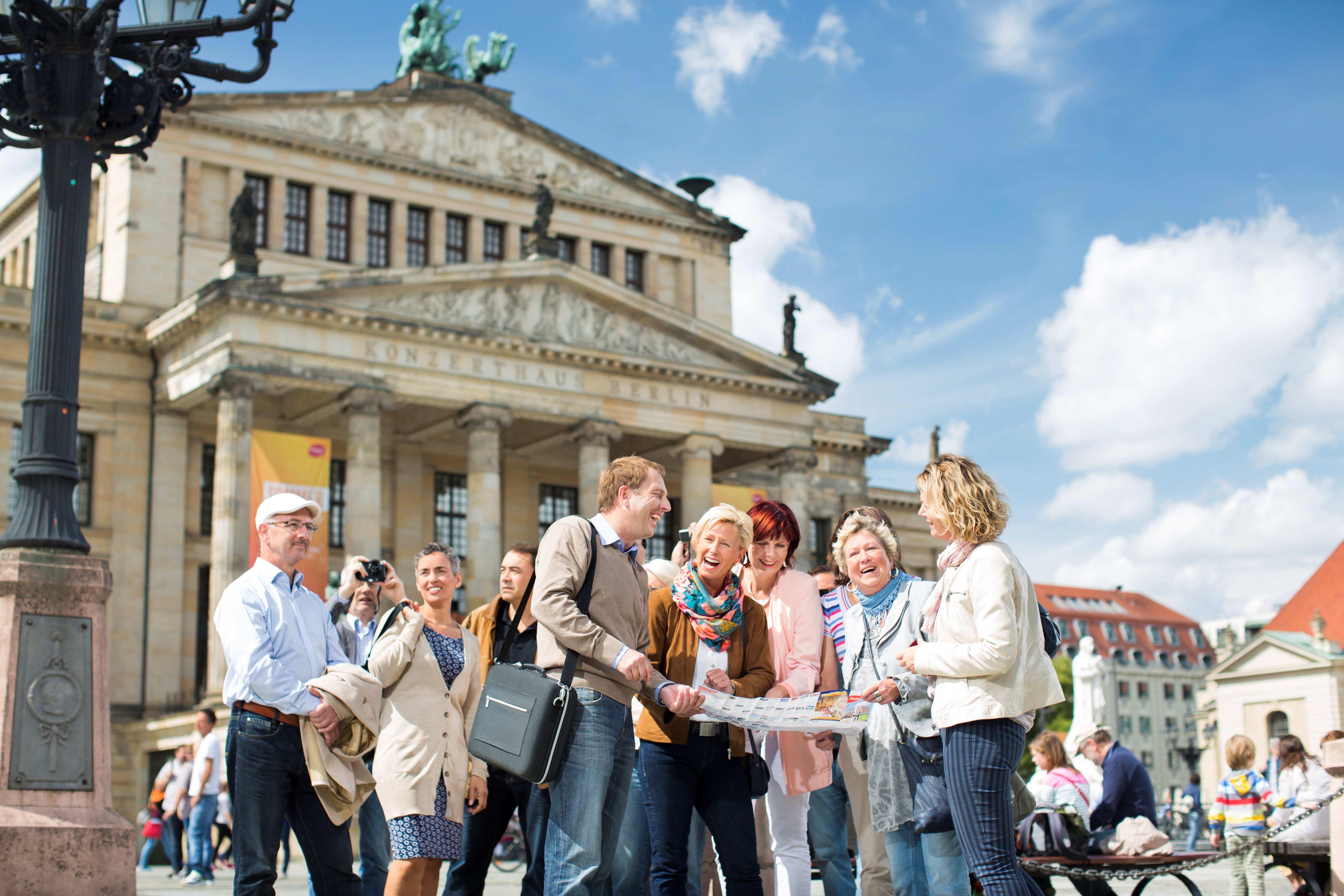 Reisegruppe am Gendarmenmarkt in Berlin