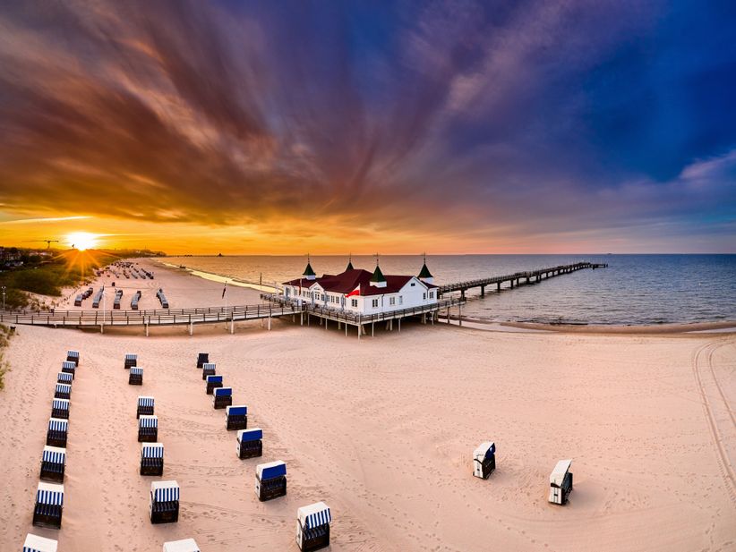 Drohnenaufnahme der historischen Seebrücke von Ahlbeck auf der Insel Usedom, die weit in die Ostsee hinausragt