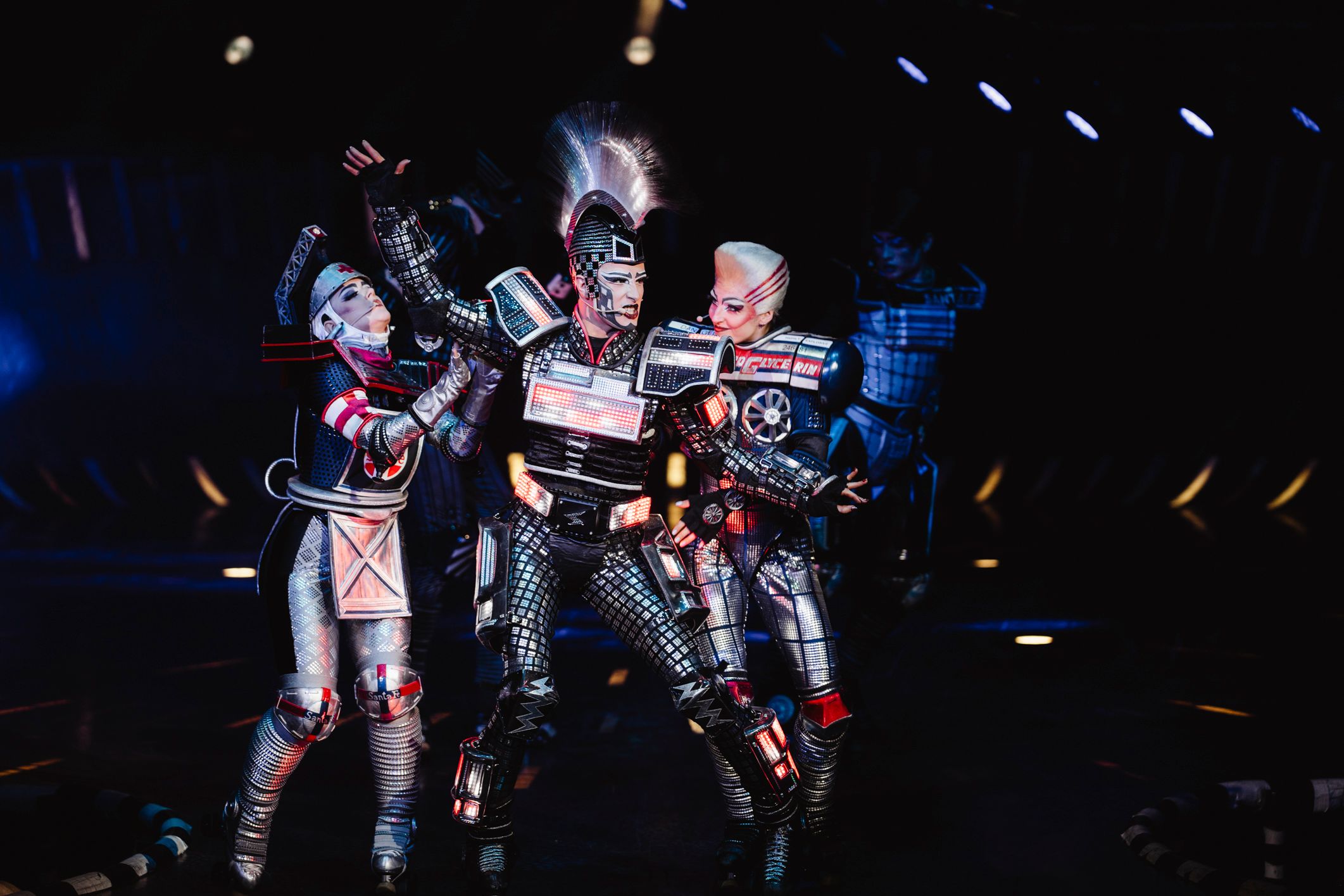 Electra aus dem Musical Starlight Express auf der Bühne mit zwei weiteren Darstellern