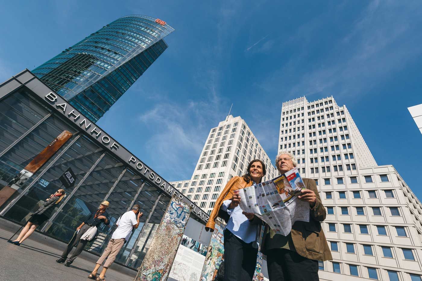 Berlin Potsdamer Platz Touristen mit Stadtplan